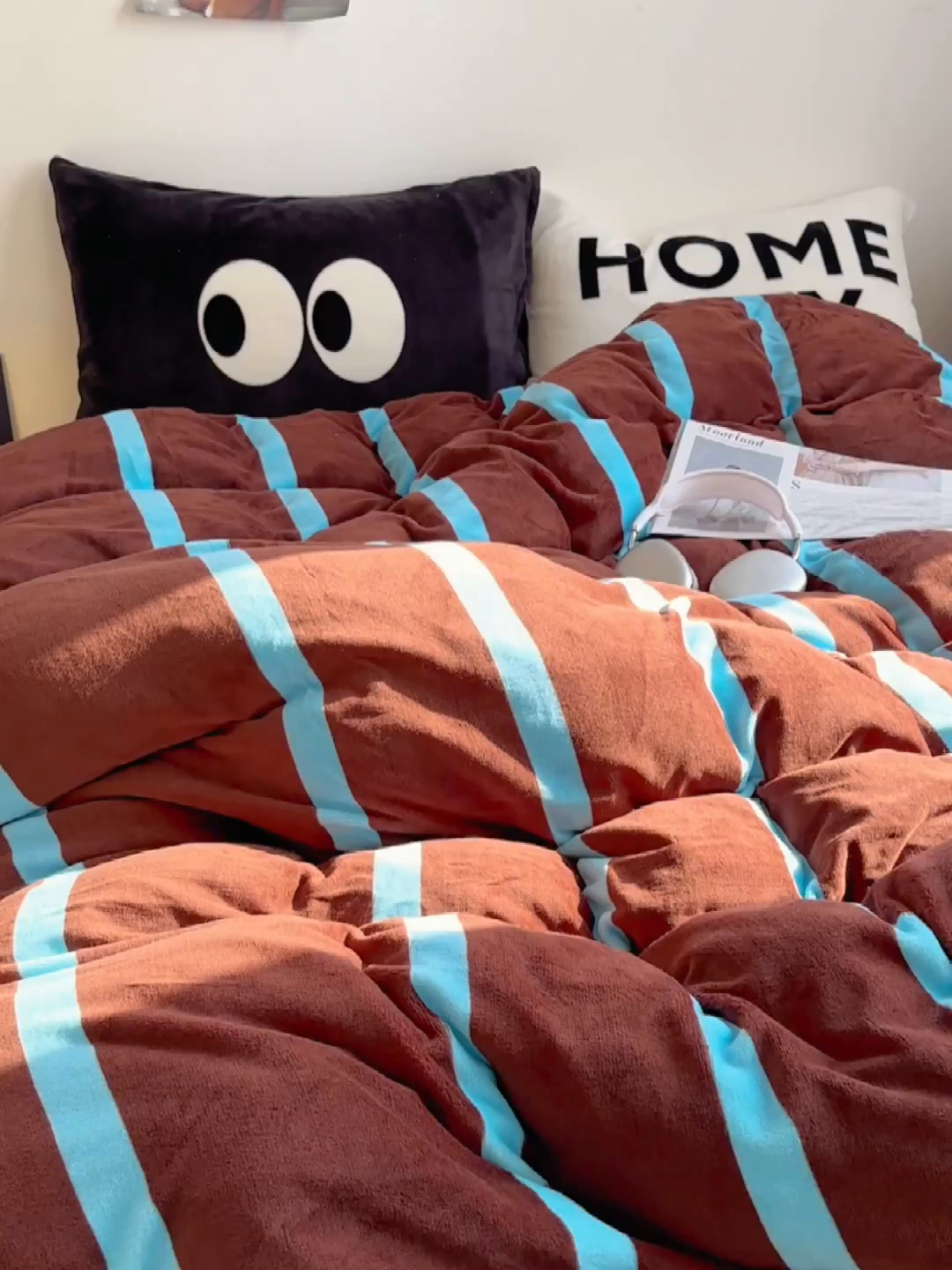 91家纺网 家纺一手货源 找家纺 蜜宿 2025新款大眼睛混搭条纹牛奶绒四件套（小号三件套枕套默认发黑色大眼睛款！！也可以调换字母款枕套！！） 绒-ins星蓝条