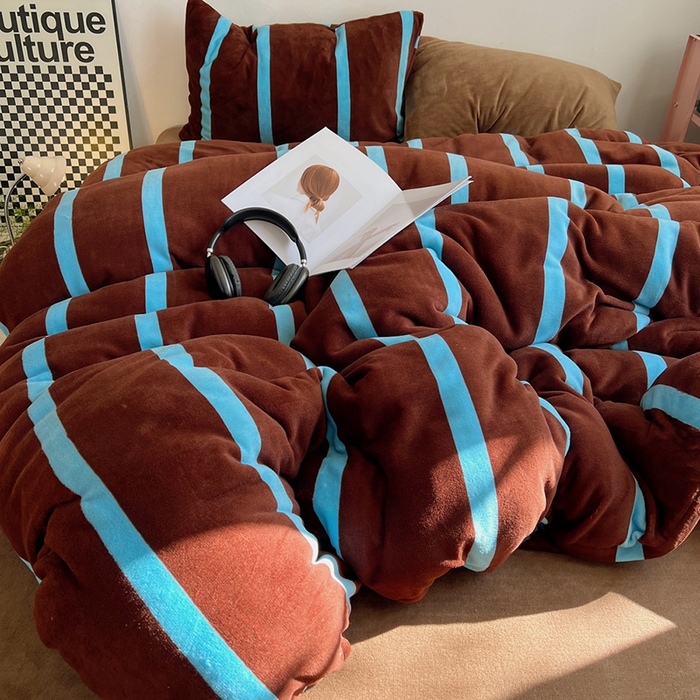 91家纺网 家纺一手货源 找家纺 蜜宿 2025新款混搭条纹牛奶绒四件套（小号默认条纹枕套一只）可以配小号四件套枕套9/一只；标准和加大（默认混搭枕套条纹一只，纯色一只，可以备注更换！） 焦糖布丁