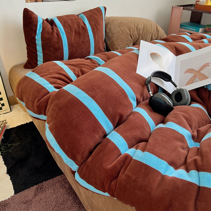 91家纺网 家纺一手货源 找家纺 蜜宿 2025新款混搭条纹牛奶绒四件套（小号默认条纹枕套一只）可以配小号四件套枕套9/一只；标准和加大（默认混搭枕套条纹一只，纯色一只，可以备注更换！） 焦糖布丁