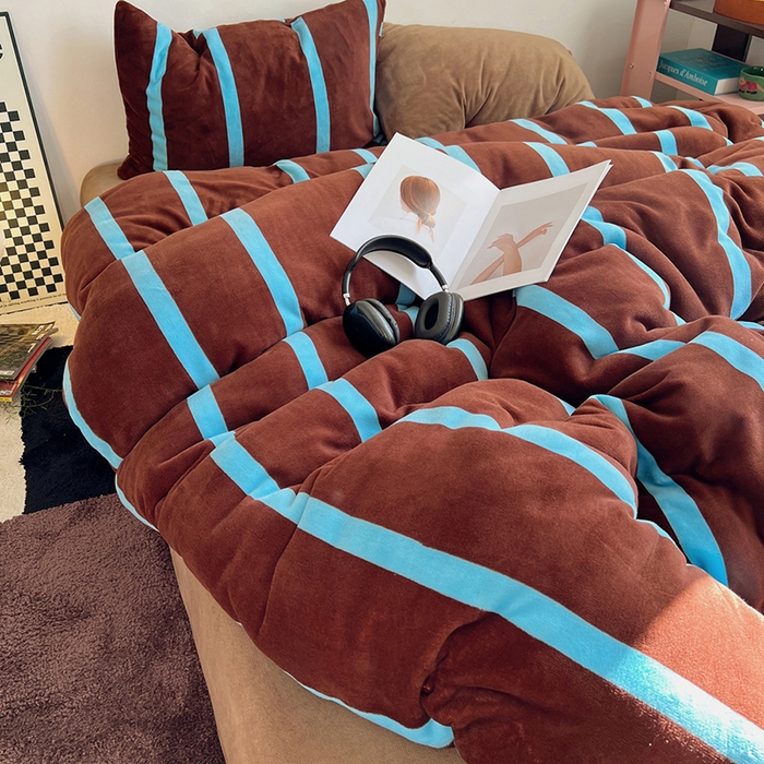 91家纺网 家纺一手货源 找家纺 蜜宿 2025新款混搭条纹牛奶绒四件套（小号默认条纹枕套一只）可以配小号四件套枕套9/一只；标准和加大（默认混搭枕套条纹一只，纯色一只，可以备注更换！） 焦糖布丁