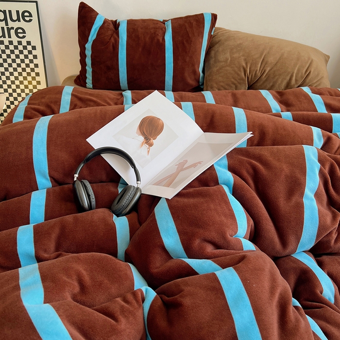 91家纺网 家纺一手货源 找家纺 蜜宿 2025新款混搭条纹牛奶绒四件套（小号默认条纹枕套一只）可以配小号四件套枕套9/一只；标准和加大（默认混搭枕套条纹一只，纯色一只，可以备注更换！） 焦糖布丁