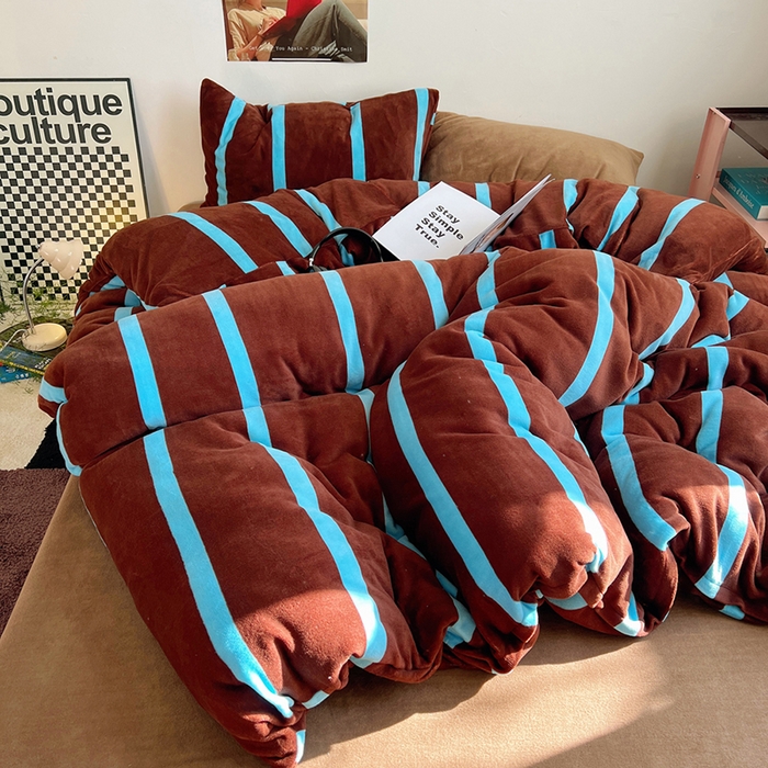 91家纺网 家纺一手货源 找家纺 蜜宿 2025新款混搭条纹牛奶绒四件套（小号默认条纹枕套一只）可以配小号四件套枕套9/一只；标准和加大（默认混搭枕套条纹一只，纯色一只，可以备注更换！） 焦糖布丁