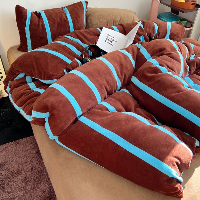 91家纺网 家纺一手货源 找家纺 蜜宿 2025新款混搭条纹牛奶绒四件套（小号默认条纹枕套一只）可以配小号四件套枕套9/一只；标准和加大（默认混搭枕套条纹一只，纯色一只，可以备注更换！） 焦糖布丁