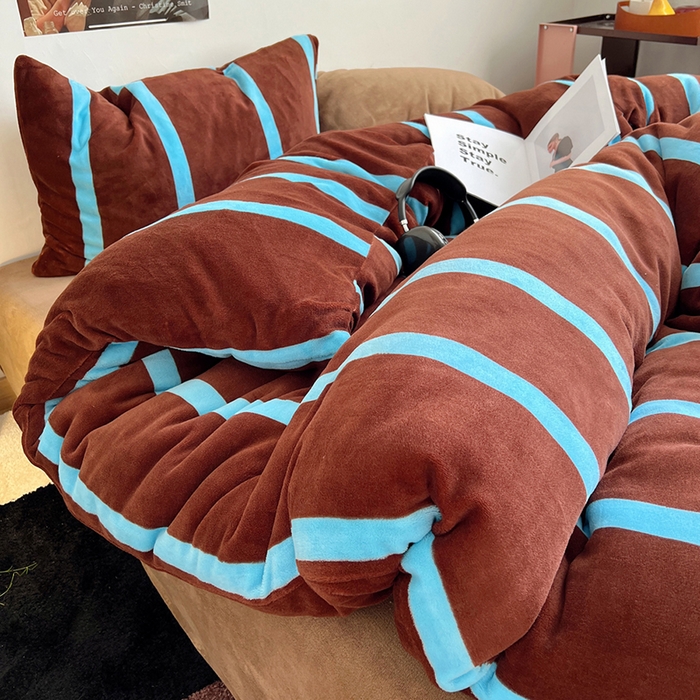 91家纺网 家纺一手货源 找家纺 蜜宿 2025新款混搭条纹牛奶绒四件套（小号默认条纹枕套一只）可以配小号四件套枕套9/一只；标准和加大（默认混搭枕套条纹一只，纯色一只，可以备注更换！） 焦糖布丁