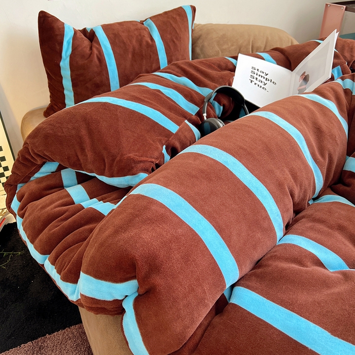 91家纺网 家纺一手货源 找家纺 蜜宿 2025新款混搭条纹牛奶绒四件套（小号默认条纹枕套一只）可以配小号四件套枕套9/一只；标准和加大（默认混搭枕套条纹一只，纯色一只，可以备注更换！） 焦糖布丁
