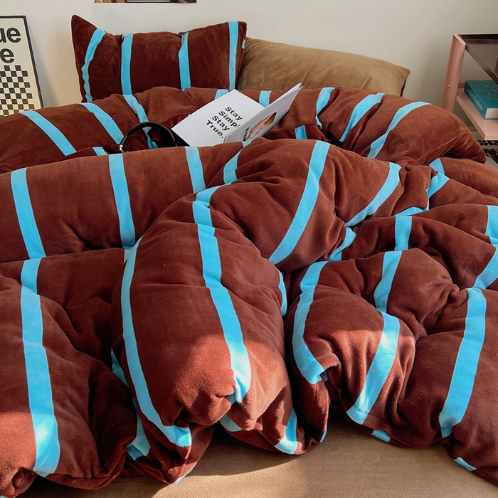 91家纺网 家纺一手货源 找家纺 蜜宿 2025新款混搭条纹牛奶绒四件套（小号默认条纹枕套一只）可以配小号四件套枕套9/一只；标准和加大（默认混搭枕套条纹一只，纯色一只，可以备注更换！） 焦糖布丁