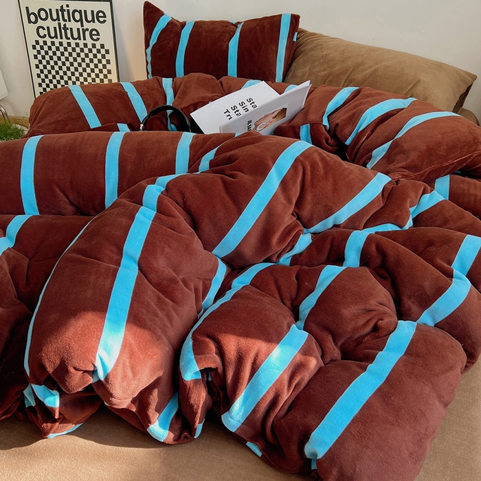 91家纺网 家纺一手货源 找家纺 蜜宿 2025新款混搭条纹牛奶绒四件套（小号默认条纹枕套一只）可以配小号四件套枕套9/一只；标准和加大（默认混搭枕套条纹一只，纯色一只，可以备注更换！） 焦糖布丁