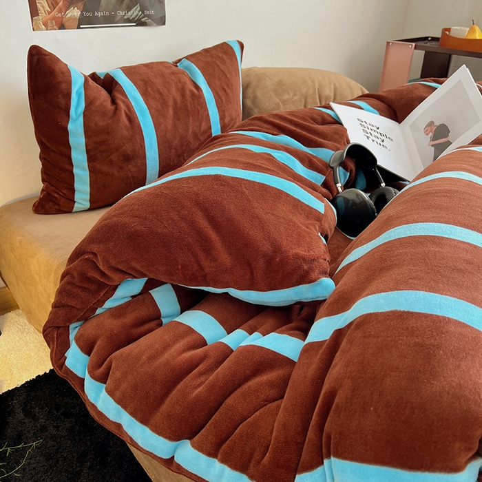 91家纺网 家纺一手货源 找家纺 蜜宿 2025新款混搭条纹牛奶绒四件套（小号默认条纹枕套一只）可以配小号四件套枕套9/一只；标准和加大（默认混搭枕套条纹一只，纯色一只，可以备注更换！） 焦糖布丁