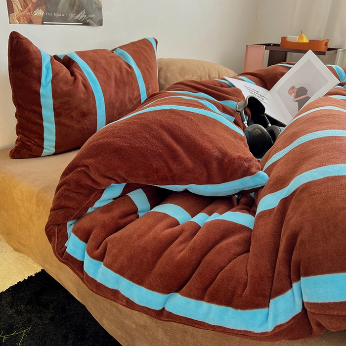 91家纺网 家纺一手货源 找家纺 蜜宿 2025新款混搭条纹牛奶绒四件套（小号默认条纹枕套一只）可以配小号四件套枕套9/一只；标准和加大（默认混搭枕套条纹一只，纯色一只，可以备注更换！） 焦糖布丁