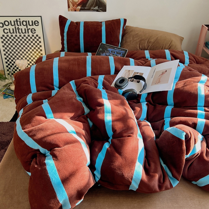 91家纺网 家纺一手货源 找家纺 蜜宿 2025新款混搭条纹牛奶绒四件套（小号默认条纹枕套一只）可以配小号四件套枕套9/一只；标准和加大（默认混搭枕套条纹一只，纯色一只，可以备注更换！） 焦糖布丁