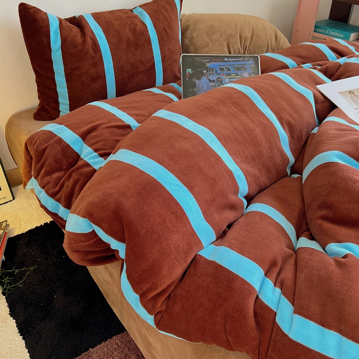 91家纺网 家纺一手货源 找家纺 蜜宿 2025新款混搭条纹牛奶绒四件套（小号默认条纹枕套一只）可以配小号四件套枕套9/一只；标准和加大（默认混搭枕套条纹一只，纯色一只，可以备注更换！） 焦糖布丁