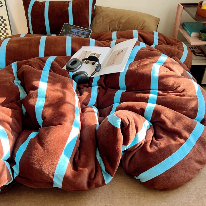 91家纺网 家纺一手货源 找家纺 蜜宿 2025新款混搭条纹牛奶绒四件套（小号默认条纹枕套一只）可以配小号四件套枕套9/一只；标准和加大（默认混搭枕套条纹一只，纯色一只，可以备注更换！） 焦糖布丁