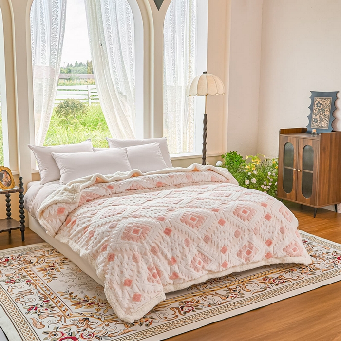 91家纺网 家纺一手货源 找家纺 璐维斯 2025新款加厚镂空阳离子双层羊羔绒毛毯休闲盖毯—跨境外贸专供 阳离子-粉色