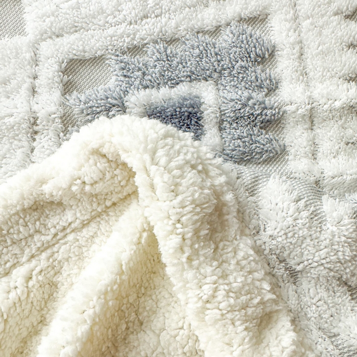 91家纺网 家纺一手货源 找家纺 璐维斯 2025新款加厚镂空阳离子双层羊羔绒毛毯休闲盖毯—跨境外贸专供 阳离子-浅灰