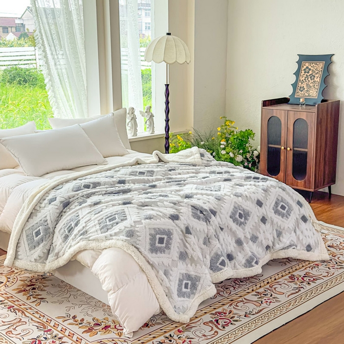 91家纺网 家纺一手货源 找家纺 璐维斯 2025新款加厚镂空阳离子双层羊羔绒毛毯休闲盖毯—跨境外贸专供 阳离子-浅灰