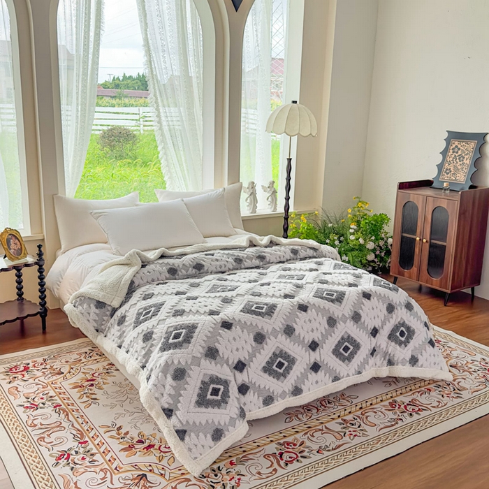 91家纺网 家纺一手货源 找家纺 （总）璐维斯 2025新款加厚镂空阳离子双层羊羔绒毛毯休闲盖毯—跨境外贸专供