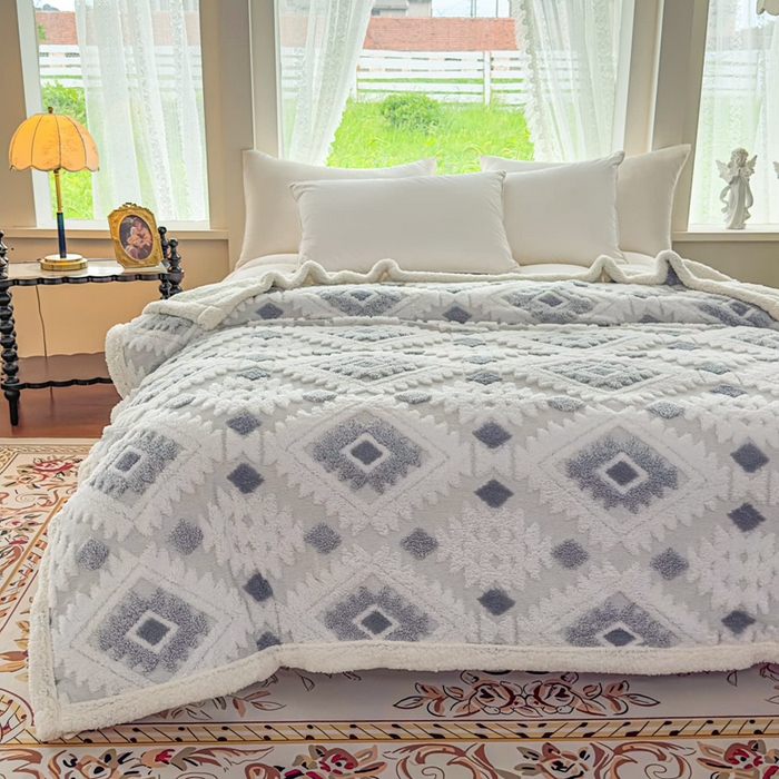 91家纺网 家纺一手货源 找家纺 璐维斯 2025新款加厚镂空阳离子双层羊羔绒毛毯休闲盖毯—跨境外贸专供 阳离子-浅灰