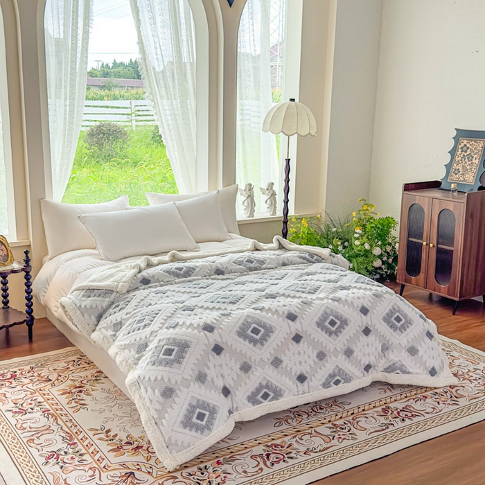 91家纺网 家纺一手货源 找家纺 璐维斯 2025新款加厚镂空阳离子双层羊羔绒毛毯休闲盖毯—跨境外贸专供 阳离子-浅灰