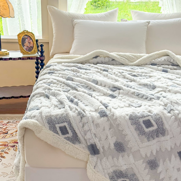 91家纺网 家纺一手货源 找家纺 璐维斯 2025新款加厚镂空阳离子双层羊羔绒毛毯休闲盖毯—跨境外贸专供 阳离子-浅灰