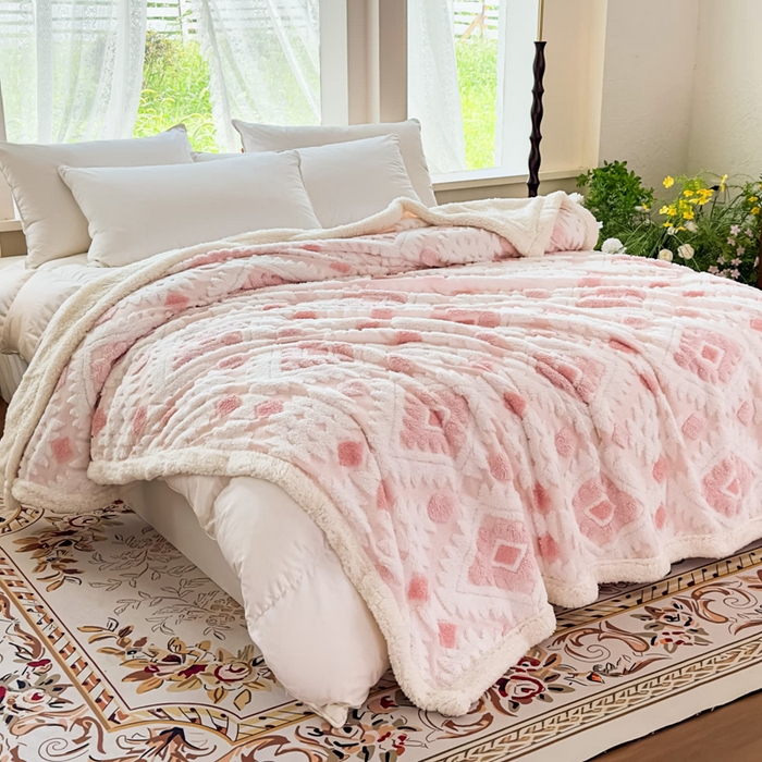 91家纺网 家纺一手货源 找家纺 璐维斯 2025新款加厚镂空阳离子双层羊羔绒毛毯休闲盖毯—跨境外贸专供 阳离子-粉色