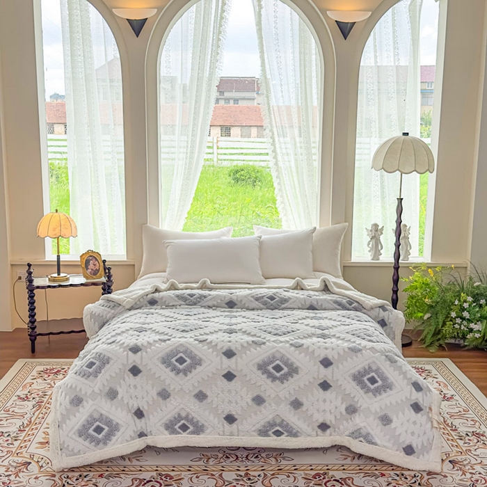 91家纺网 家纺一手货源 找家纺 璐维斯 2025新款加厚镂空阳离子双层羊羔绒毛毯休闲盖毯—跨境外贸专供 阳离子-浅灰