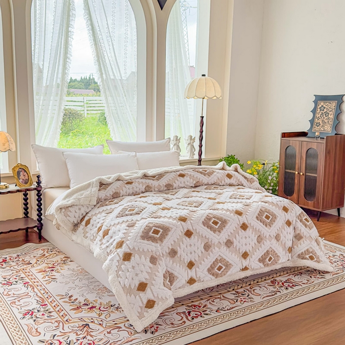 91家纺网 家纺一手货源 找家纺 璐维斯 2025新款加厚镂空阳离子双层羊羔绒毛毯休闲盖毯—跨境外贸专供 阳离子-驼色