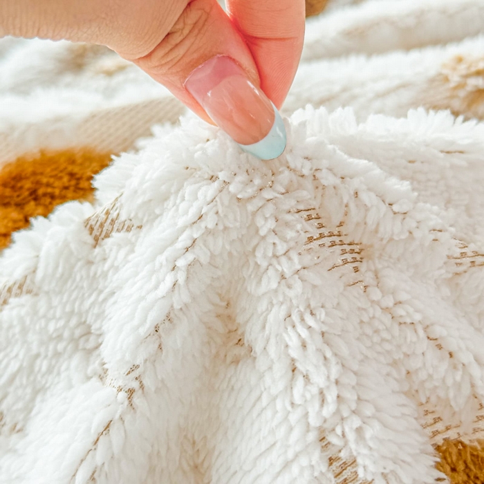 91家纺网 家纺一手货源 找家纺 璐维斯 2025新款加厚镂空阳离子双层羊羔绒毛毯休闲盖毯—跨境外贸专供 阳离子-驼色