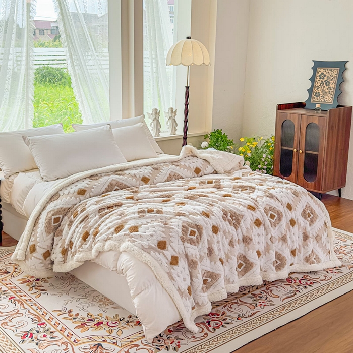 91家纺网 家纺一手货源 找家纺 璐维斯 2025新款加厚镂空阳离子双层羊羔绒毛毯休闲盖毯—跨境外贸专供 阳离子-驼色