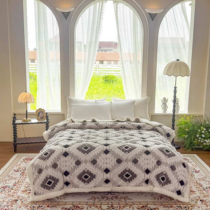 91家纺网 家纺一手货源 找家纺 璐维斯 2025新款加厚镂空阳离子双层羊羔绒毛毯休闲盖毯—跨境外贸专供 阳离子-深灰