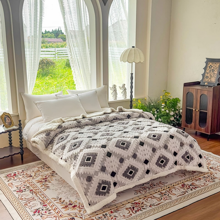 91家纺网 家纺一手货源 找家纺 璐维斯 2025新款加厚镂空阳离子双层羊羔绒毛毯休闲盖毯—跨境外贸专供 阳离子-深灰