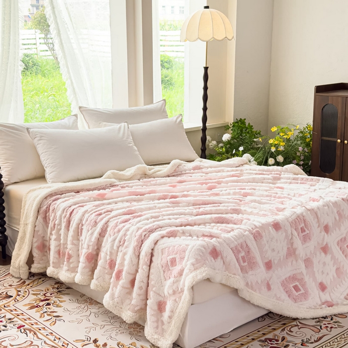 91家纺网 家纺一手货源 找家纺 璐维斯 2025新款加厚镂空阳离子双层羊羔绒毛毯休闲盖毯—跨境外贸专供 阳离子-粉色