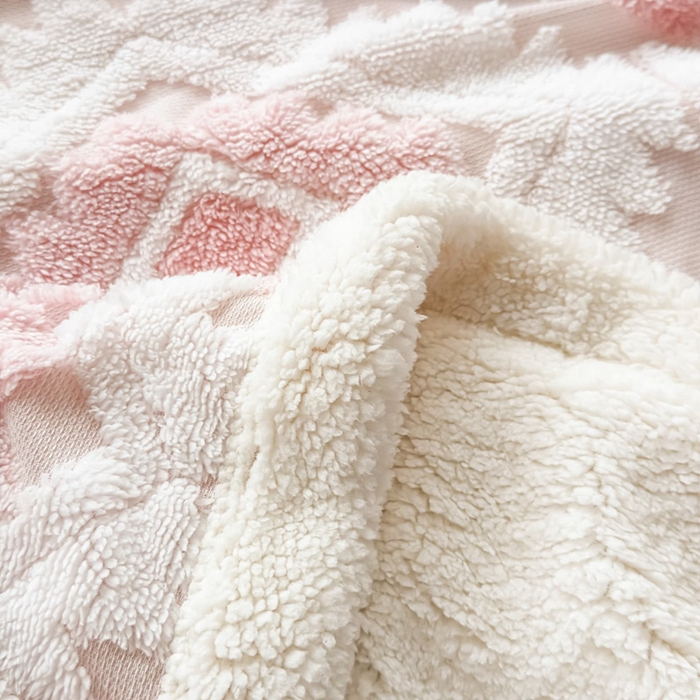 91家纺网 家纺一手货源 找家纺 璐维斯 2025新款加厚镂空阳离子双层羊羔绒毛毯休闲盖毯—跨境外贸专供 阳离子-粉色