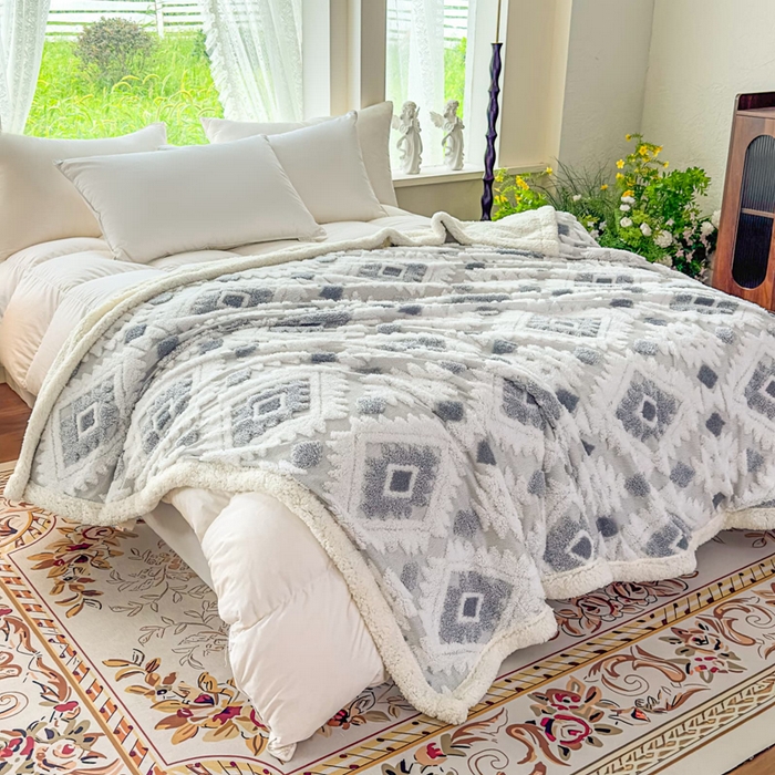 91家纺网 家纺一手货源 找家纺 （总）璐维斯 2025新款加厚镂空阳离子双层羊羔绒毛毯休闲盖毯—跨境外贸专供