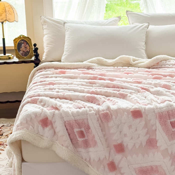 91家纺网 家纺一手货源 找家纺 璐维斯 2025新款加厚镂空阳离子双层羊羔绒毛毯休闲盖毯—跨境外贸专供 阳离子-粉色