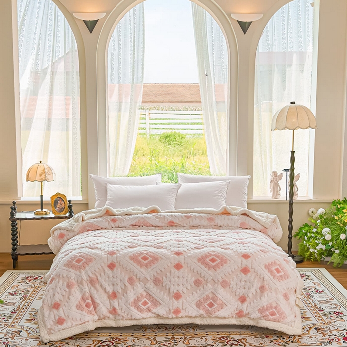 91家纺网 家纺一手货源 找家纺 璐维斯 2025新款加厚镂空阳离子双层羊羔绒毛毯休闲盖毯—跨境外贸专供 阳离子-粉色