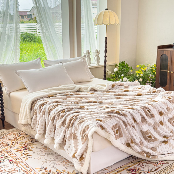 91家纺网 家纺一手货源 找家纺 璐维斯 2025新款加厚镂空阳离子双层羊羔绒毛毯休闲盖毯—跨境外贸专供 阳离子-驼色