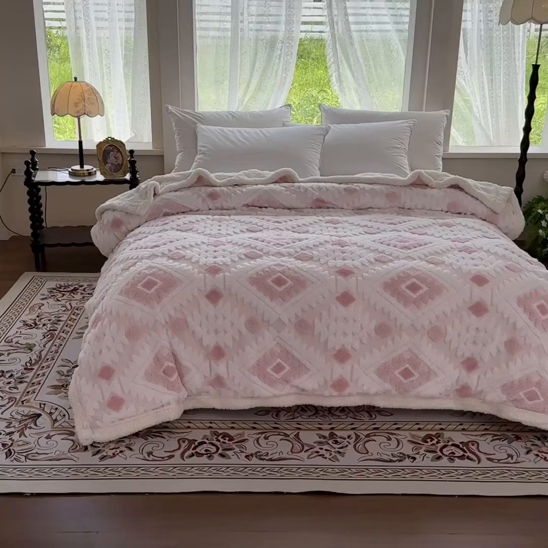 91家纺网 家纺一手货源 找家纺 璐维斯 2025新款加厚镂空阳离子双层羊羔绒毛毯休闲盖毯—跨境外贸专供 阳离子-粉色