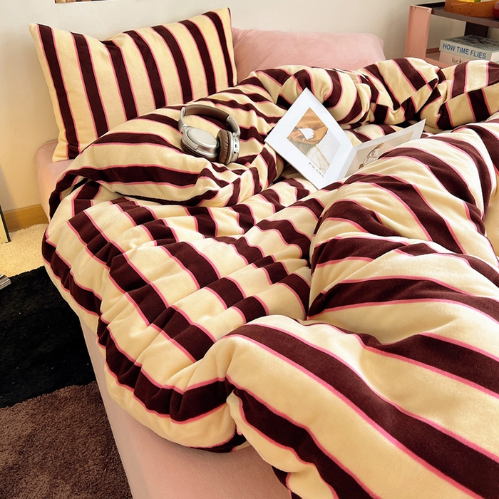 91家纺网 家纺一手货源 找家纺 蜜宿 2025新款混搭条纹牛奶绒四件套（小号默认条纹枕套一只）可以配小号四件套枕套9/一只；标准和加大（默认混搭枕套条纹一只，纯色一只，可以备注更换！） 蜜桃粉粉