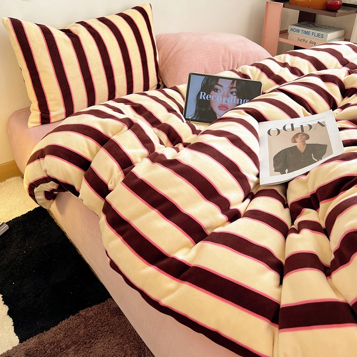 91家纺网 家纺一手货源 找家纺 蜜宿 2025新款混搭条纹牛奶绒四件套（小号默认条纹枕套一只）可以配小号四件套枕套9/一只；标准和加大（默认混搭枕套条纹一只，纯色一只，可以备注更换！） 蜜桃粉粉