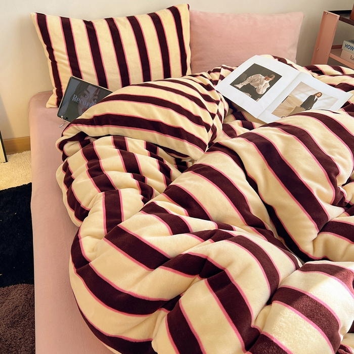 91家纺网 家纺一手货源 找家纺 蜜宿 2025新款混搭条纹牛奶绒四件套（小号默认条纹枕套一只）可以配小号四件套枕套9/一只；标准和加大（默认混搭枕套条纹一只，纯色一只，可以备注更换！） 蜜桃粉粉