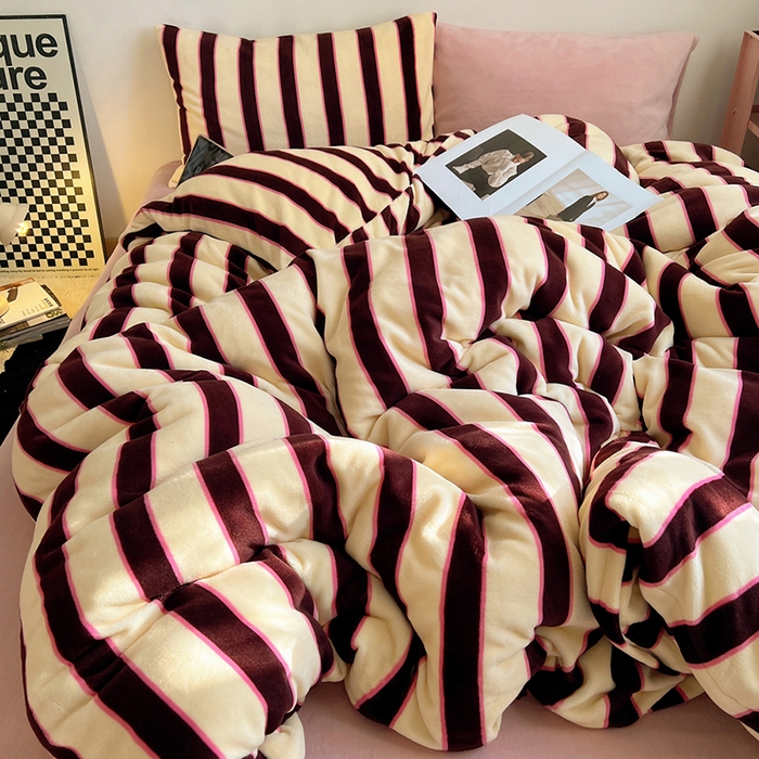 91家纺网 家纺一手货源 找家纺 蜜宿 2025新款混搭条纹牛奶绒四件套（小号默认条纹枕套一只）可以配小号四件套枕套9/一只；标准和加大（默认混搭枕套条纹一只，纯色一只，可以备注更换！） 蜜桃粉粉