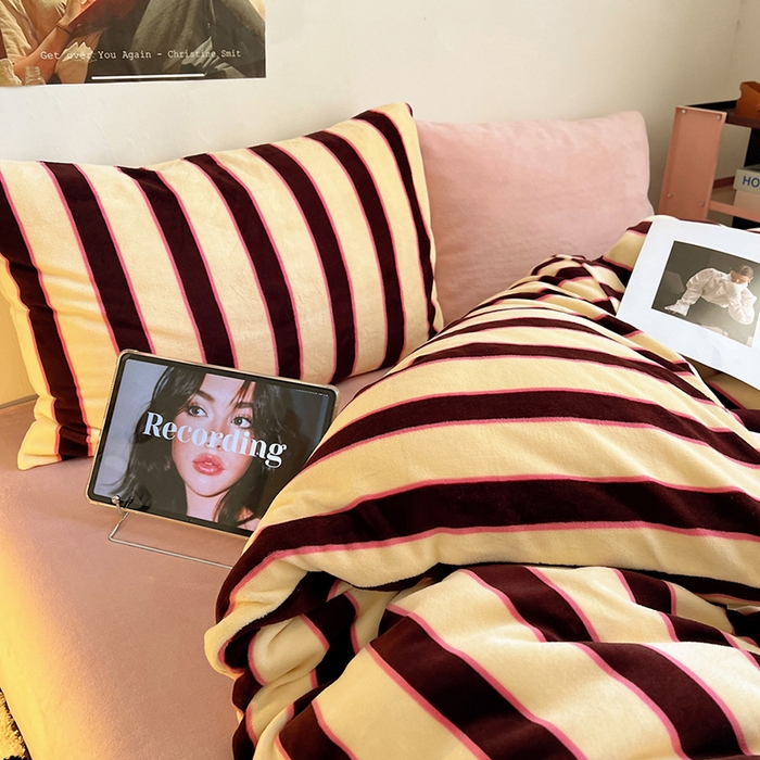 91家纺网 家纺一手货源 找家纺 蜜宿 2025新款混搭条纹牛奶绒四件套（小号默认条纹枕套一只）可以配小号四件套枕套9/一只；标准和加大（默认混搭枕套条纹一只，纯色一只，可以备注更换！） 蜜桃粉粉