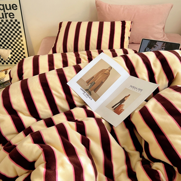91家纺网 家纺一手货源 找家纺 蜜宿 2025新款混搭条纹牛奶绒四件套（小号默认条纹枕套一只）可以配小号四件套枕套9/一只；标准和加大（默认混搭枕套条纹一只，纯色一只，可以备注更换！） 蜜桃粉粉