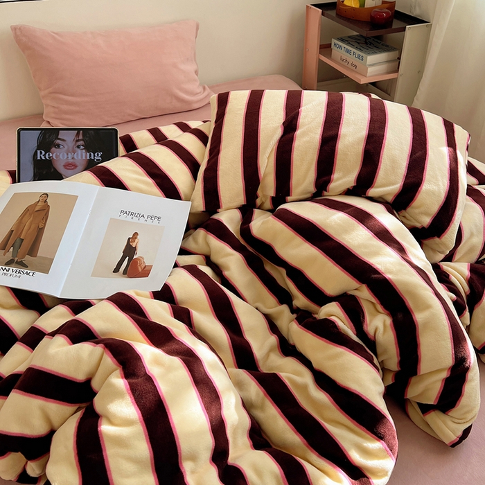 91家纺网 家纺一手货源 找家纺 蜜宿 2025新款混搭条纹牛奶绒四件套（小号默认条纹枕套一只）可以配小号四件套枕套9/一只；标准和加大（默认混搭枕套条纹一只，纯色一只，可以备注更换！） 蜜桃粉粉