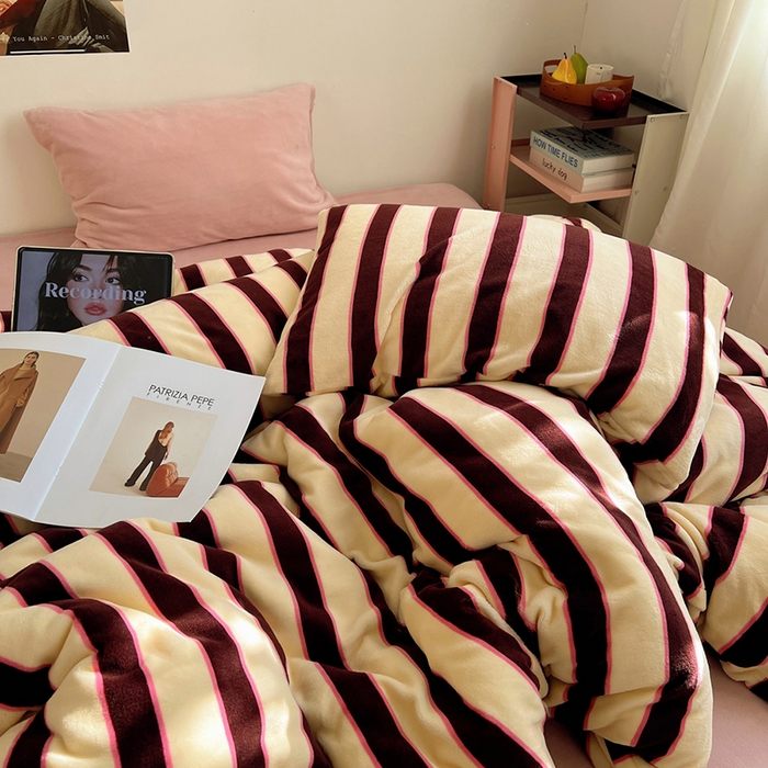 91家纺网 家纺一手货源 找家纺 蜜宿 2025新款混搭条纹牛奶绒四件套（小号默认条纹枕套一只）可以配小号四件套枕套9/一只；标准和加大（默认混搭枕套条纹一只，纯色一只，可以备注更换！） 蜜桃粉粉