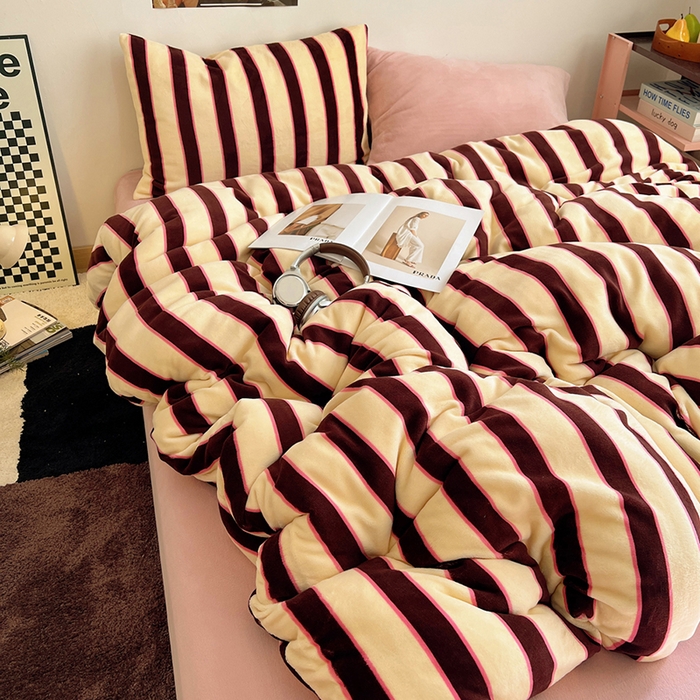 91家纺网 家纺一手货源 找家纺 蜜宿 2025新款混搭条纹牛奶绒四件套（小号默认条纹枕套一只）可以配小号四件套枕套9/一只；标准和加大（默认混搭枕套条纹一只，纯色一只，可以备注更换！） 蜜桃粉粉