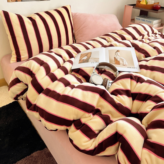 91家纺网 家纺一手货源 找家纺 蜜宿 2025新款混搭条纹牛奶绒四件套（小号默认条纹枕套一只）可以配小号四件套枕套9/一只；标准和加大（默认混搭枕套条纹一只，纯色一只，可以备注更换！） 蜜桃粉粉