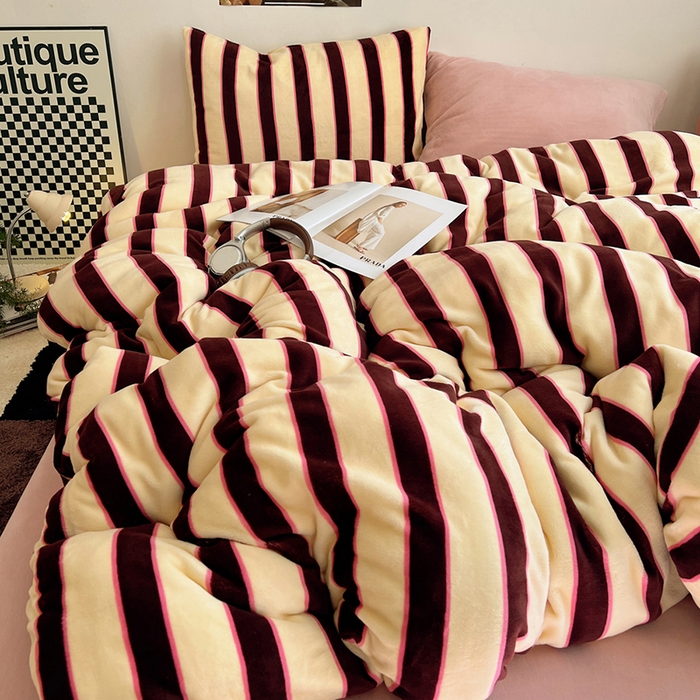 91家纺网 家纺一手货源 找家纺 蜜宿 2025新款混搭条纹牛奶绒四件套（小号默认条纹枕套一只）可以配小号四件套枕套9/一只；标准和加大（默认混搭枕套条纹一只，纯色一只，可以备注更换！） 蜜桃粉粉