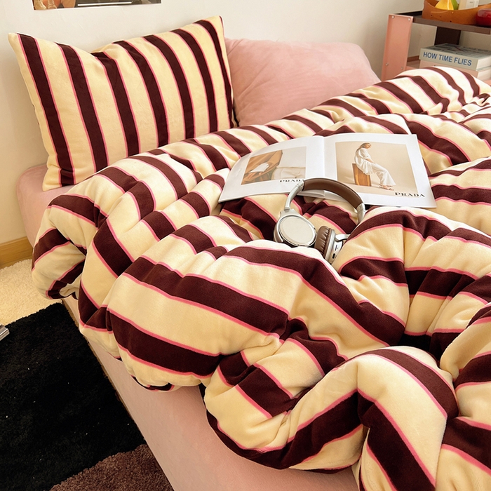 91家纺网 家纺一手货源 找家纺 蜜宿 2025新款混搭条纹牛奶绒四件套（小号默认条纹枕套一只）可以配小号四件套枕套9/一只；标准和加大（默认混搭枕套条纹一只，纯色一只，可以备注更换！） 蜜桃粉粉