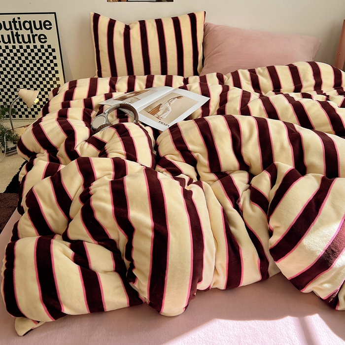 91家纺网 家纺一手货源 找家纺 蜜宿 2025新款混搭条纹牛奶绒四件套（小号默认条纹枕套一只）可以配小号四件套枕套9/一只；标准和加大（默认混搭枕套条纹一只，纯色一只，可以备注更换！） 蜜桃粉粉